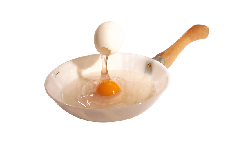 Frying pan with leaking egg